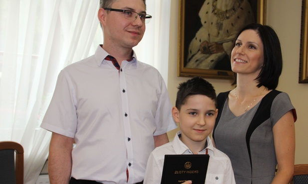 Kamil wraz z rodzicami uroczyście odebrał swój pierwszy studencki indeks. 
