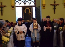 Strażacy wnoszą obraz Matki Bożej Częstochowskiej do kościoła w Żelechlinku