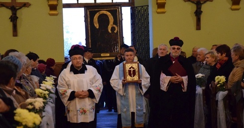 Strażacy wnoszą obraz Matki Bożej Częstochowskiej do kościoła w Żelechlinku