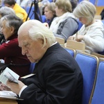 Pochylają się nad cierpiącym