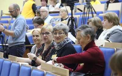 Pochylają się nad cierpiącym