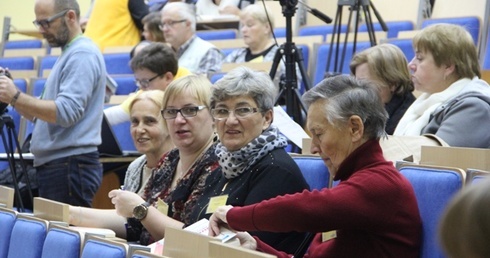 Pochylają się nad cierpiącym