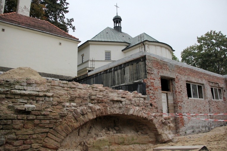 Na tyłach świątyni trwają prace archeologiczne. Odkryto narożnik tarasu przylegajacego do rezydencji królowej Marysieńki