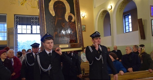 Strażacy wnoszą obraz Matki Bożej Częstochowskiej do kościoła w Kochanowie