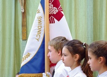 Szkoła od niedawna  ma swój sztandar  i patrona.  Został nim legendarny świdnicki proboszcz,  ks. prał. Dionizy Baran.