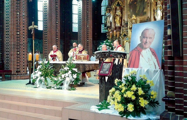 Mszy św. w kościele katedralnym w Dniu Papieskim przewodniczył bp Jan Kopiec.