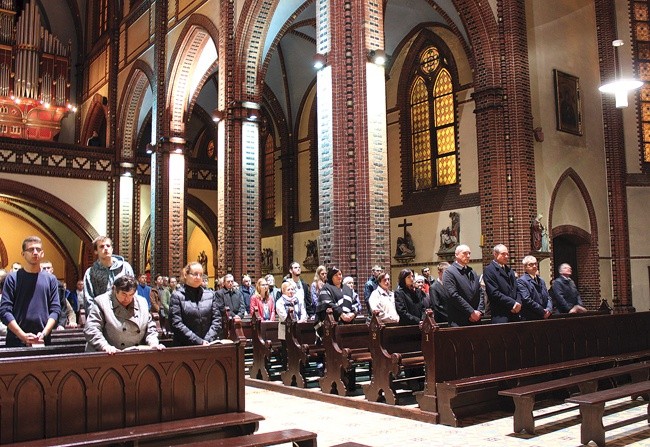 Uczestnicy Eucharystii  na rozpoczęcie nowego roku akademickiego.