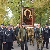 ▲	W Spale obraz Czarnej Madonny na swe ramiona wzięli harcerze.