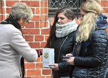 Koszalin, 9 października: Wolontariuszki  z Ruchu Światło–Życie kwestowały na rzecz fundacji m.in. przy katedrze.