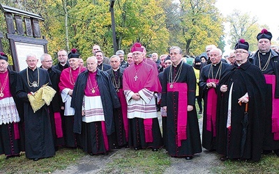 Po powitaniu przez warmińską kapitułę katedralną oraz mieszkańców Warmii abp Józef Górzyński w asyście kanoników przekroczył Wrota Warmii.