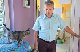 Zdzisław Szwabowicz wśród kocich podopiecznych.