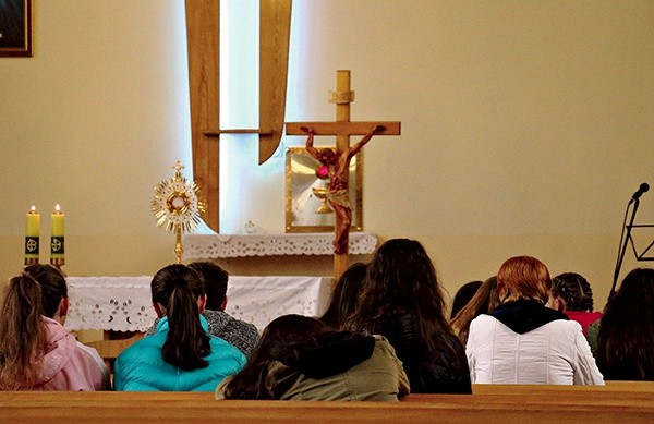 W czasie sobotniego spotkania młodzież wysłuchała konferencji o duchowej adopcji. Modliła się przed Najświętszym Sakramentem i uczestniczyła we Mszy św.