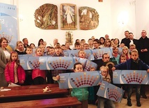 Dzieci z parafii św. Mikołaja pokazują swoje korony.
