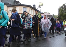 ▲	W pielgrzymce wzięło udział ponad 150 osób, głównie młodzież i rodziny z dziećmi.