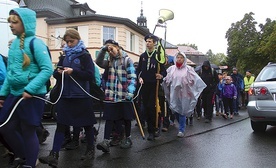 ▲	W pielgrzymce wzięło udział ponad 150 osób, głównie młodzież i rodziny z dziećmi.