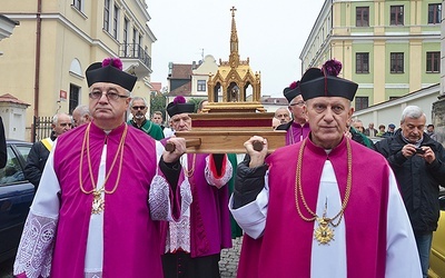 ▲	 Procesja z relikwiami bł. Wincentego Kadłubka.