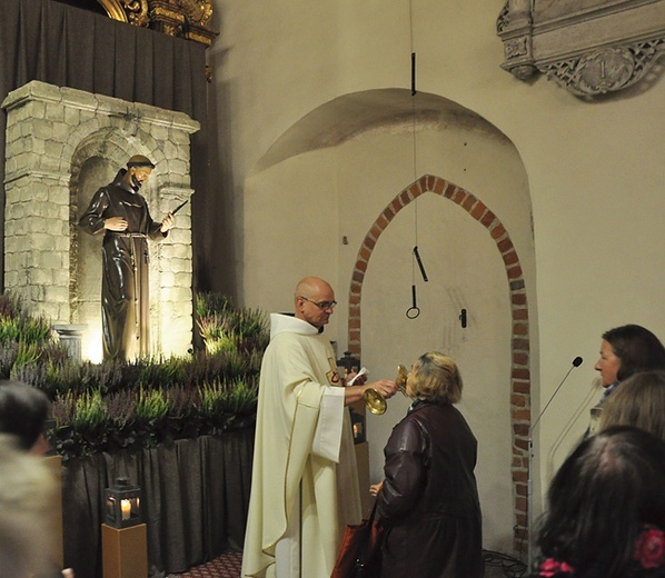 Nocne nabożeństwo u franciszkanów w Opolu.