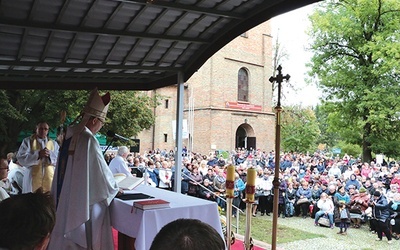 – Pamiętajcie, że różańca nigdy nie trzymamy sami, bo zawsze trzyma go z nami „Matka Niebieskiego Pana” i nasza – mówił bp Piotr Libera do zgromadzonych w Smardzewie.