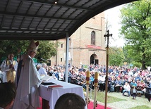 – Pamiętajcie, że różańca nigdy nie trzymamy sami, bo zawsze trzyma go z nami „Matka Niebieskiego Pana” i nasza – mówił bp Piotr Libera do zgromadzonych w Smardzewie.