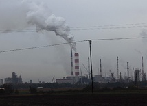 Dymiące kominy rafinerii wpływają negatywnie na zdrowie mieszkańców Płocka.