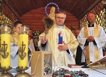 ▲	O. prof. Andrzej Wodka święci różańce wykonane przez młodzież.