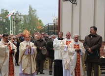 Przed obrazem MB Ostrobramskiej Akt Zawierzenia leśników i ich dzieł Matce Bożej odczytał Andrzej Matysiak (z prawej). Z lewej ks. Jerzy Karbownik