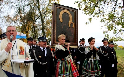 Procesja powitalna w Białyninie