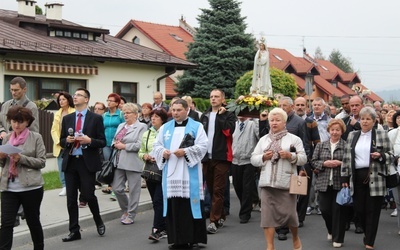 Procesja z figurą MB Różańcowej w Hermanicach