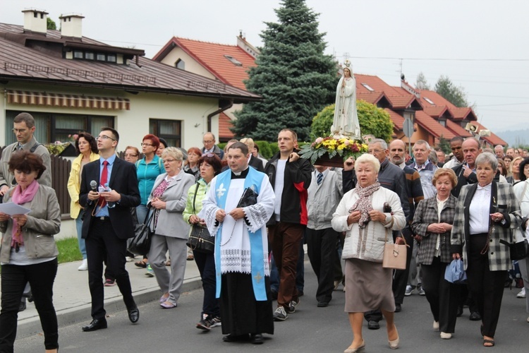 Procesja z figurą MB Różańcowej w Hermanicach