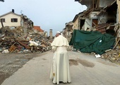 Papież Franciszek odwiedził mieszkańców dotkniętych trzęsieniem ziemi z 24 sierpnia. Zginęły wtedy 293 osoby. 
5.10.2016. 
Amatrice, Włochy.