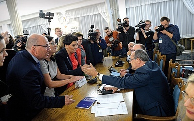 Początek obrad Sejmowej Komisji Sprawiedliwości  i Praw Człowieka  nad projektem ustawy o aborcji był bardzo burzliwy.