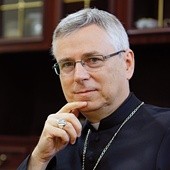 Biskup Andrzej Siemieniewski ur. 1957, biskup pomocniczy diecezji wrocławskiej, profesor teologii duchowości.