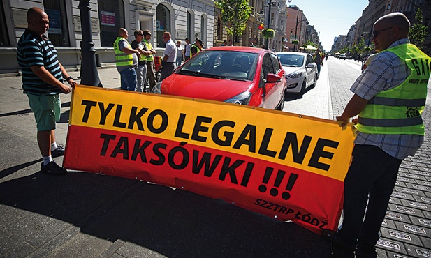 Protest taksówkarzy przeciwko Uberowi na ul. Piotrkowskiej w Łodzi.