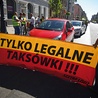 Protest taksówkarzy przeciwko Uberowi na ul. Piotrkowskiej w Łodzi.