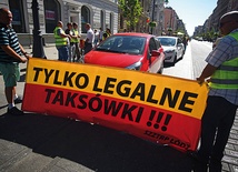 Protest taksówkarzy przeciwko Uberowi na ul. Piotrkowskiej w Łodzi.