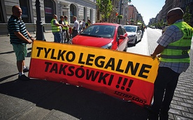 Protest taksówkarzy przeciwko Uberowi na ul. Piotrkowskiej w Łodzi.