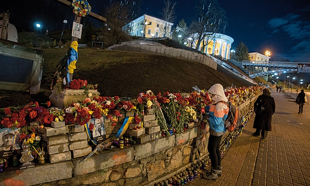 Aleja Bohaterów w Kijowie. W grotach z kostek brukowych są umieszczone, umocnione na dykcie, zdjęcia zabitych na Majdanie.