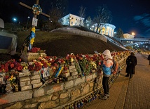 Aleja Bohaterów w Kijowie. W grotach z kostek brukowych są umieszczone, umocnione na dykcie, zdjęcia zabitych na Majdanie.