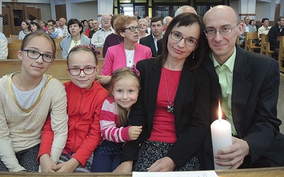 Nowe pary odpowiedzialne za poszczególne rejony Domowego Kościoła odebrały oazowe świece i przyjęły specjalne błogosławieństwo.