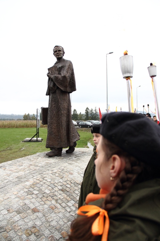 Pomnik ks. Karola Wojtyły w Gdowie