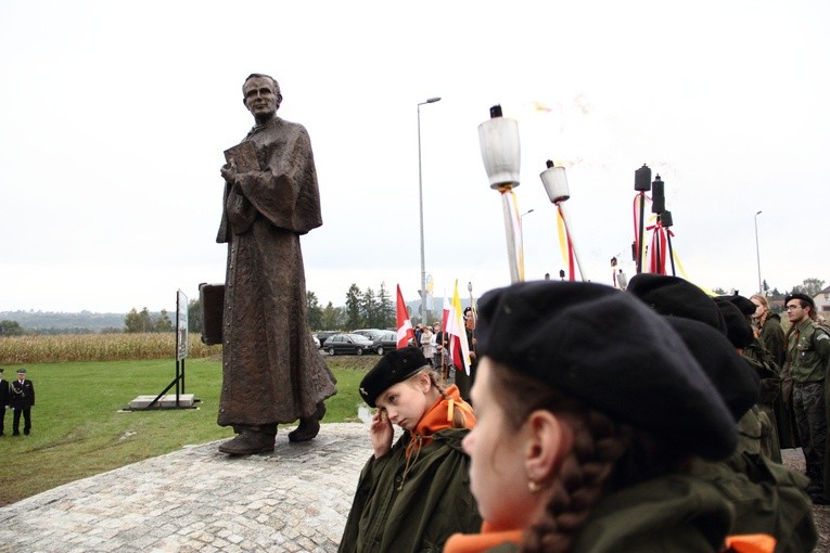 Pomnik ks. Karola Wojtyły w Gdowie