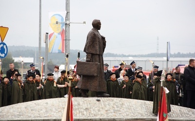 Pomnik ks. Karola Wojtyły w Gdowie