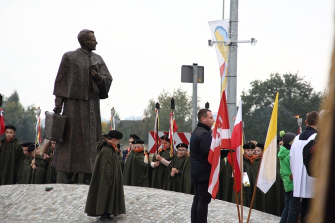 Pomnik ks. Karola Wojtyły w Gdowie