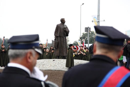 Pomnik ks. Karola Wojtyły w Gdowie