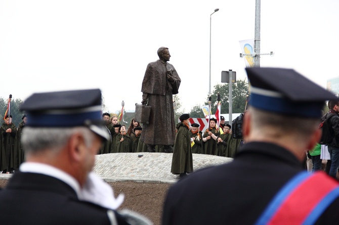 Pomnik ks. Karola Wojtyły w Gdowie