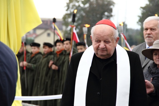 Pomnik ks. Karola Wojtyły w Gdowie