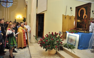 Przedstawiciele parafii u stóp Maryi składali czerwone róże