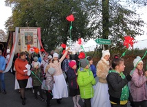 Procesja powitalna w Boguszycach. Obraz poprzedzały choragwie oraz dzieci niosące kwiaty