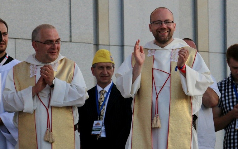 O. Krzysztof Michałowski OP (z prawej) oraz o. Witold Słabig OP (z lewej) podczas Mszy św. na zakończenie Dni w Diecezjach ŚDM, w lipcu br.