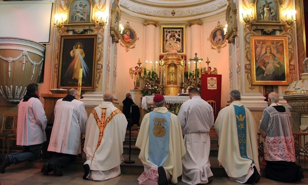 Bp Józef Zawitkowski prowadzi modlitwe przebłagalną przed obrazem Matki Bożej Suserskiej